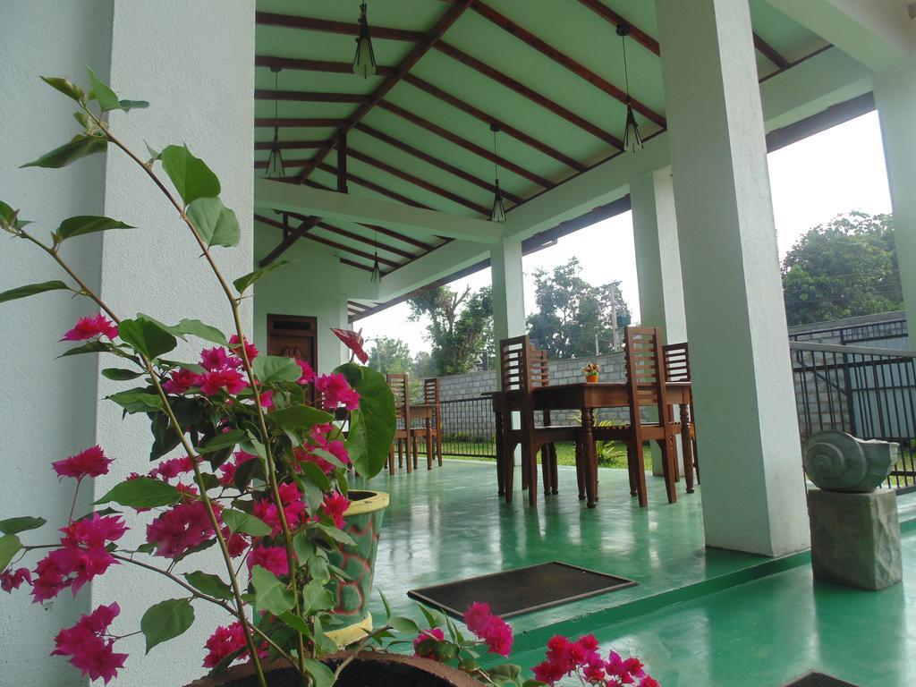 White Eagle Hotel Sigiriya Buitenkant foto