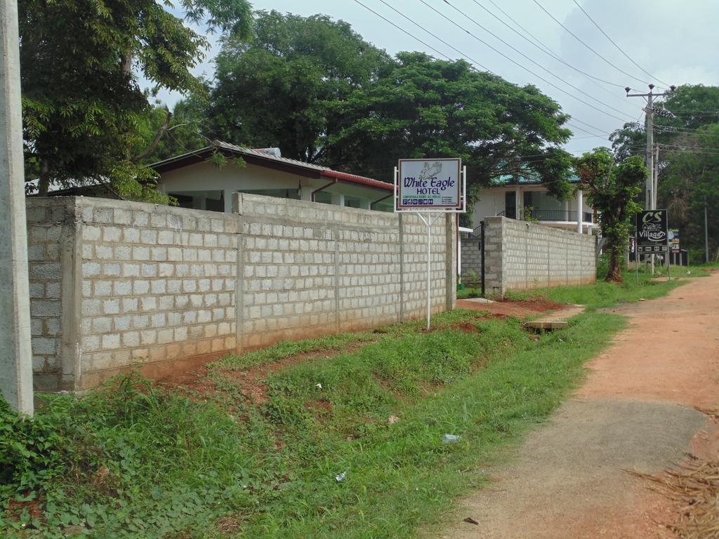 White Eagle Hotel Sigiriya Buitenkant foto